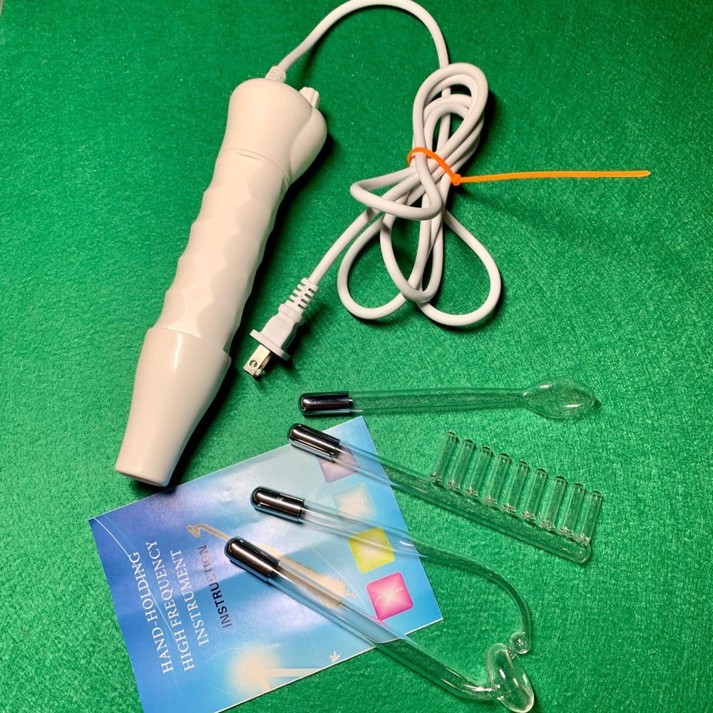 Like new High Frequency facial machine w/4 pieces